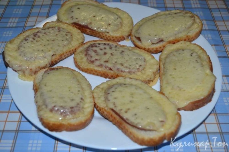 Create meme: sandwich with melted cheese, hot sandwiches with sausage and cheese, hot cheese sandwiches