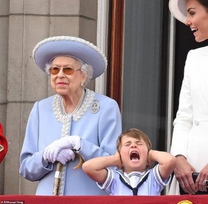 Создать мем: кейт миддлтон и принц уильям с детьми, королева елизавета англия, королева мать елизавета