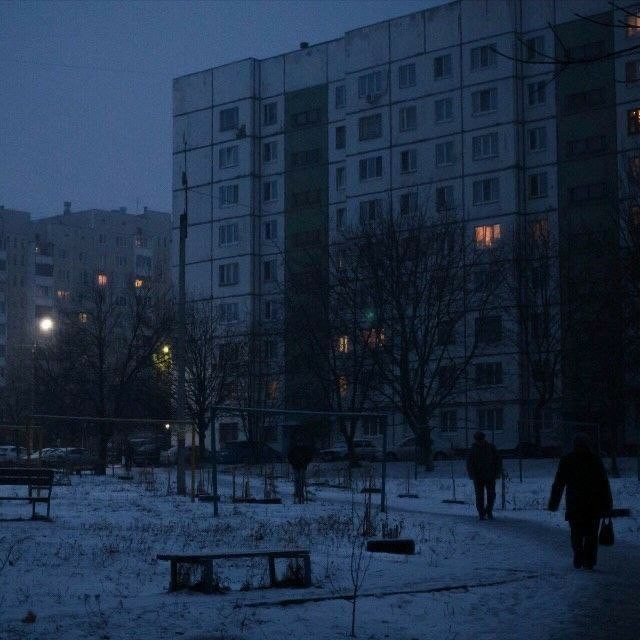 Создать мем: хрущевки ночью, туман девяткино, хрущевки ночью зимой