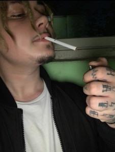 Создать мем: лил пип с пистолетом, татуированный парень с сигаретой, парень