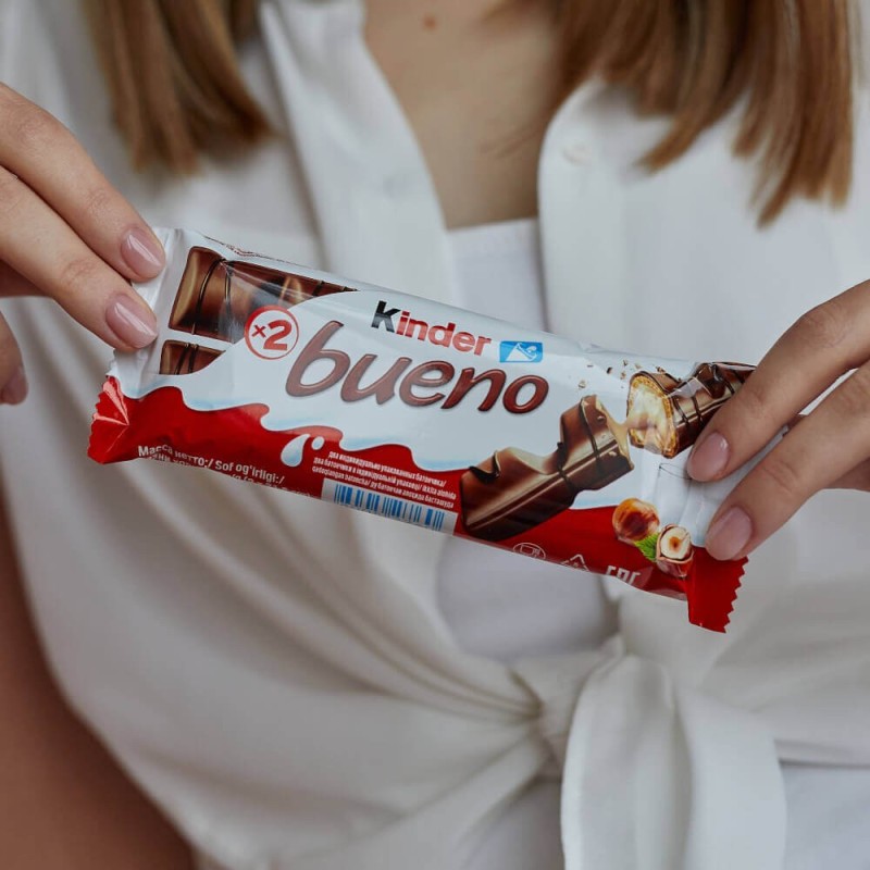 Создать мем: вафли kinder bueno в молочном шоколаде 43 г, батончик kinder bueno white, вафельный батончик kinder bueno 43г