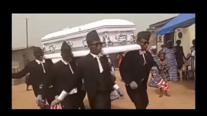 Создать мем: нигеры которые танцуют с гробом, негры танцующие с гробом, негры несут гроб