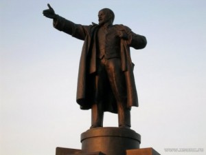 Create meme: pam monuments, the monument to Vladimir, Lenin approves