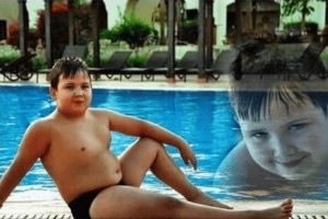 Создать мем: мальчик мем, мальчик, толстый мальчик у бассейна мем