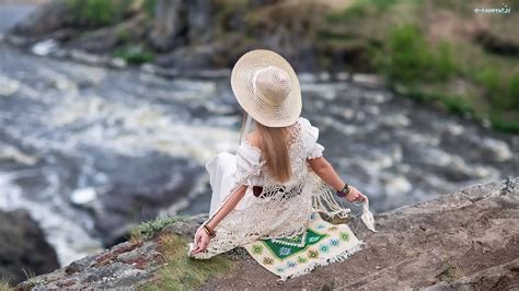 Create meme: girl , boho style photo shoots, the girl in the hat