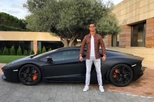 Создать мем: cr 7 cristiano ronaldo, криштиану роналду мем, автопарк криштиану роналду