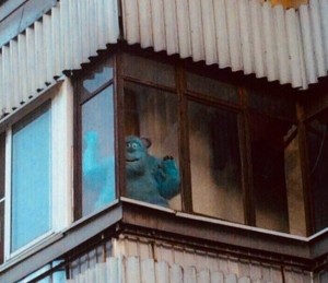 Создать мем: остекленный балкон, кот на балконе, окно для собаки на балконе