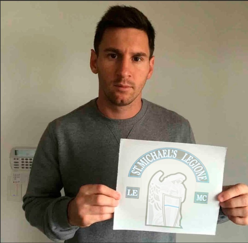 Create meme: messi signa, Ronaldo Cristiano, Ronaldo holds a piece of paper