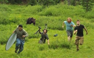 Создать мем: съемочная группа убегает от медведя, человек бежит от медведя, фотографы бегут от медведя