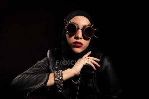 Создать мем: женщина, хиджаб только в темных очках, очки стильные