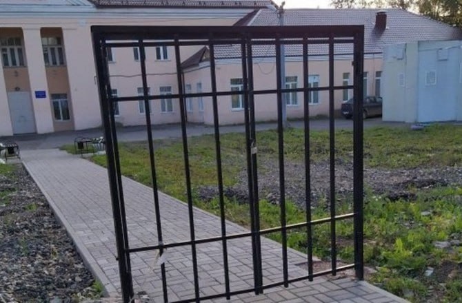 Create meme: gates without a fence, the gate in Cherepovets at the hospital, gates in cherepovets