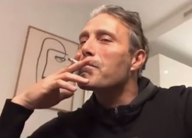 Create meme: Mads Mikkelsen, mads mikkelsen smoking, height