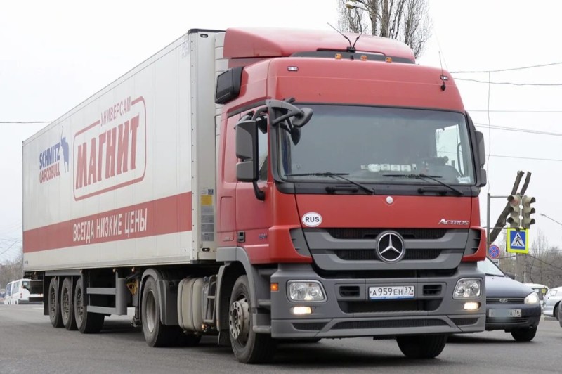 Create meme: mercedes-benz actros, mercedes-benz actros 1841, mercedes benz actros 2536