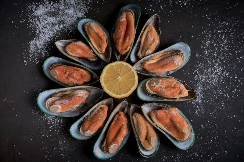 Create meme: kiwi mussels, kiwi mussels on a half-leaf, giant kiwi mussels