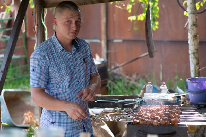 Создать мем: шашлык в деревне, готовим шашлыки, шашлыки на даче