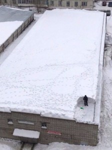 Создать мем: суровая зима, pikabu дела крыша снег, снег на крыше юмор