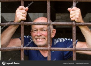 Создать мем: зек за решеткой, заключенные, тюремная решетка