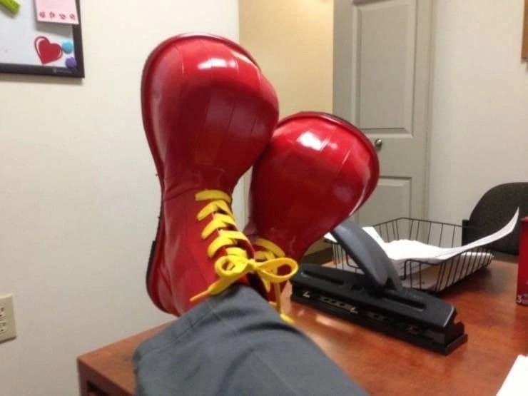 Создать мем: настольная боксерская груша, клоунские ботинки мем, человек