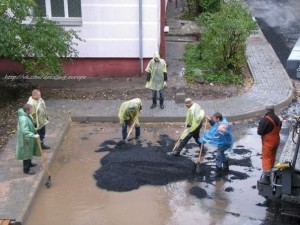 Создать мем: укладка асфальта в германии, укладка асфальта в лужи, укладка асфальта