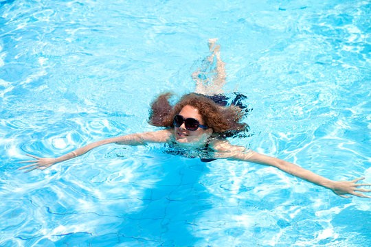 Create meme: girl swims in the pool, to swim in the pool, girl 