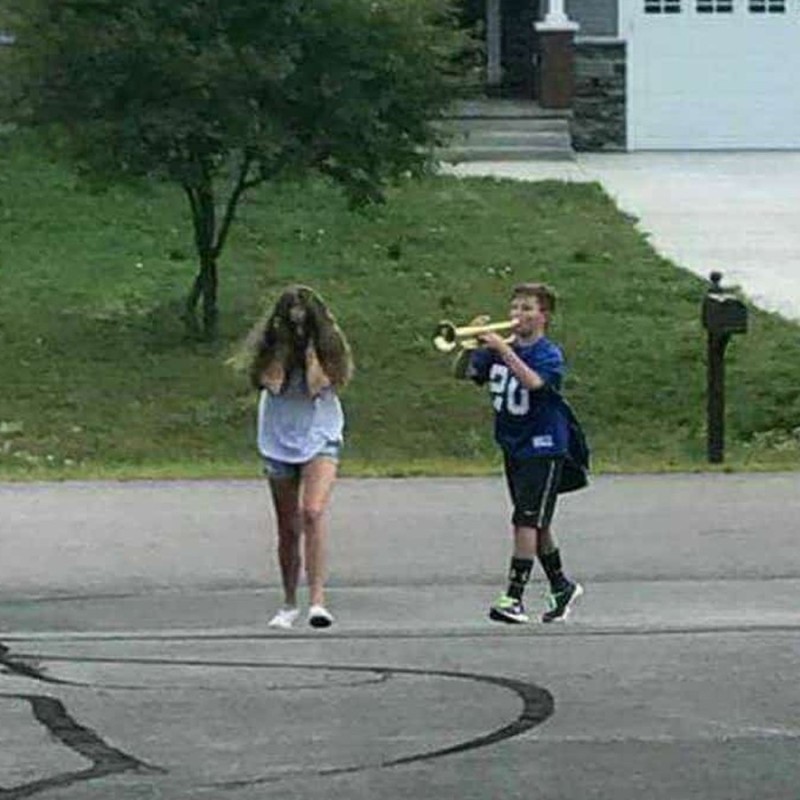 Создать мем: trumpet boy мем, trumpet, мальчик с трубой преследует девочку