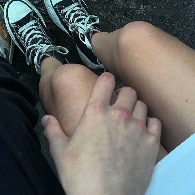 Create meme: all star converse, feet , cute couple