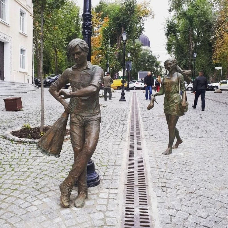 Create meme: sculptural composition, monument to lovers Chisinau, monument