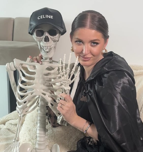 Create meme: photo shoot with a skeleton, Sofia Rozhnovskaya, the girl photoshopped herself under a skeleton