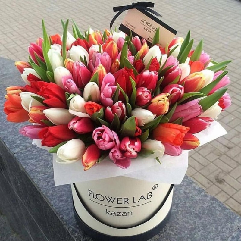 Create meme: a gorgeous bouquet of tulips, bouquet of tulips in a box, bouquet of tulips