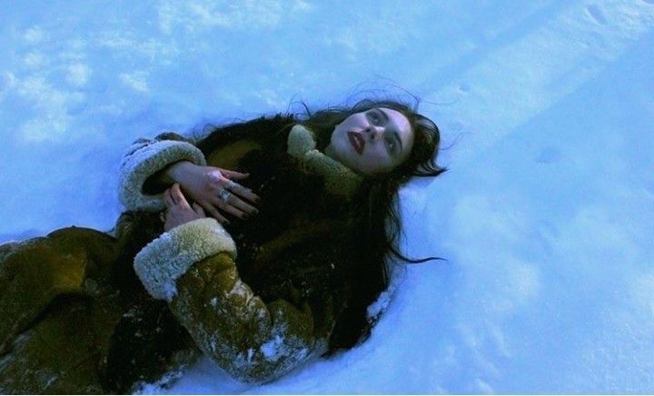 Создать мем: девушка зима эстетика, человек, аналоговая фотография
