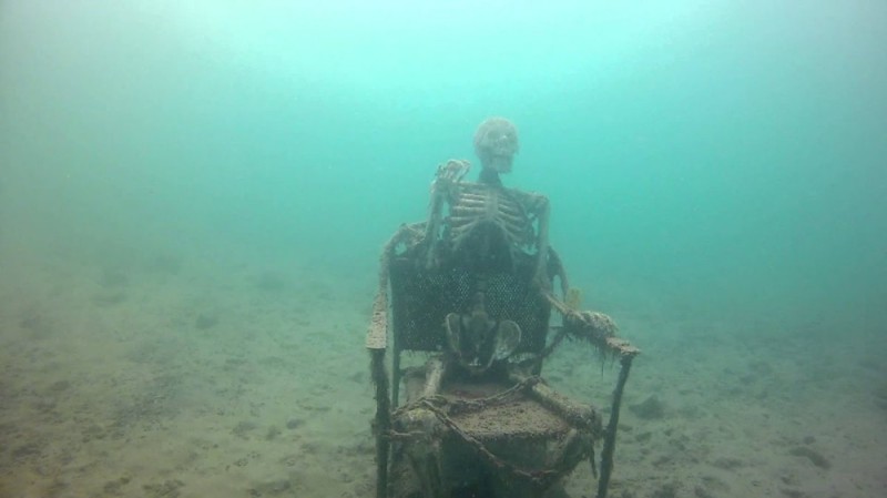 Создать мем: мем скелет на дне, страшные находки под водой, скелет на стуле под водой