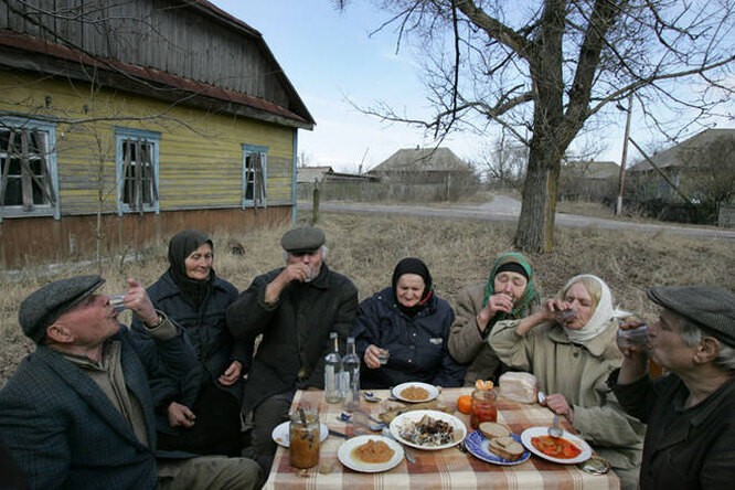 Создать мем: у нас тут своя атмосфера, деревенское застолье, ужин в деревне у бабушки