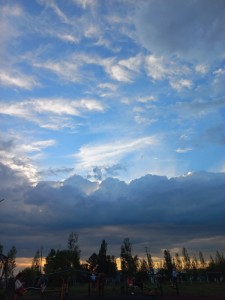 Создать мем: небо облака, небо на закате, размытое изображение