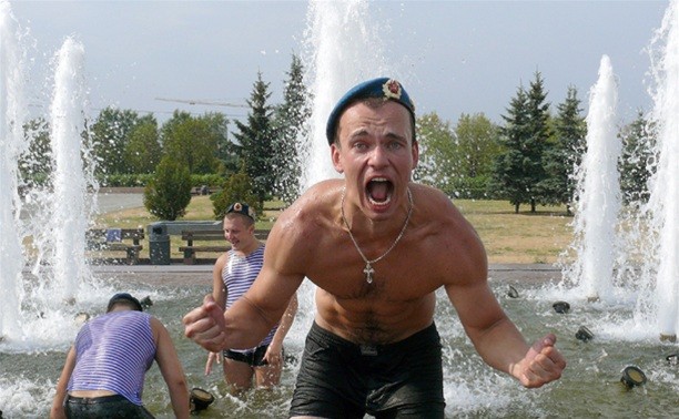 Create meme: airborne fountain, vdvshnik, Airborne Forces day swimming in the fountain