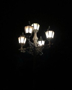 Создать мем: ночные фонари, уличный фонарь, уличный фонарь в темноте