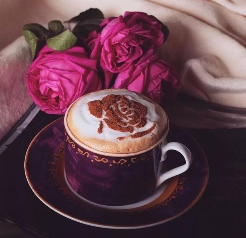 Создать мем: ароматный кофе, чашка кофе и роза, утро розы кофе