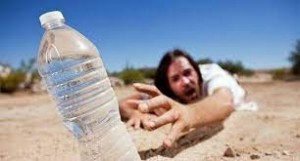 Создать мем: вода на дне бутылки, питьевая вода в бутылках, бутылка воды на песке