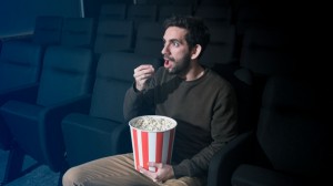 Создать мем: the cinema, зритель с попкорном, чел с попкорном опоздал в кино