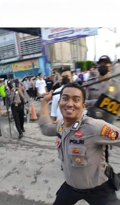 Create meme: polisi , memes , smiling police meme