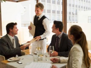 Создать мем: общение с гостями ресторана, деловая встреча, деловая встреча за столом