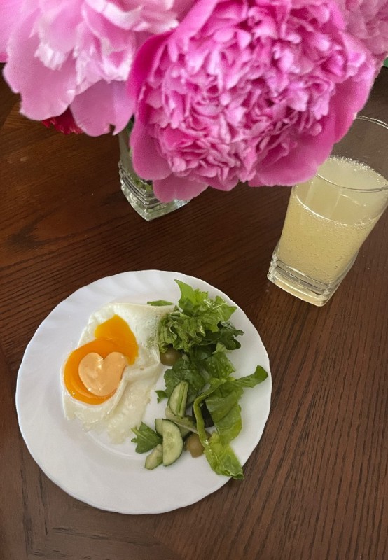 Создать мем: красивый завтрак, салат с яйцом пашот и семгой и авокадо, предметы на столе
