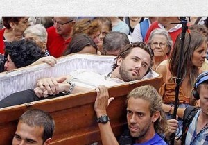 Создать мем: мертвец в гробу, лежит в гробу, испанский фестиваль мертвецы