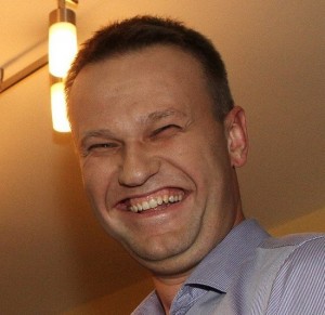 Создать мем: навальный смеется, алексей навальный улыбается, алексей навальный