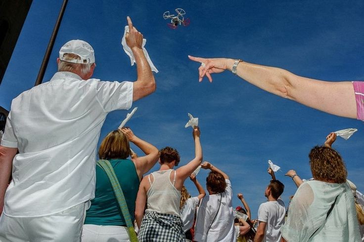 Создать мем: белые голуби, самолетик бумажный, martin parr