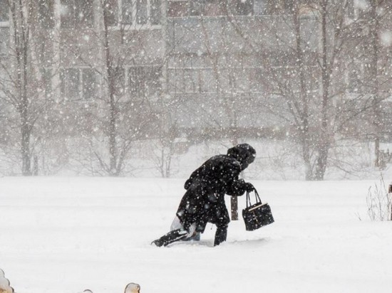 Create meme: In a snowstorm, deteriorating weather conditions , heavy snow