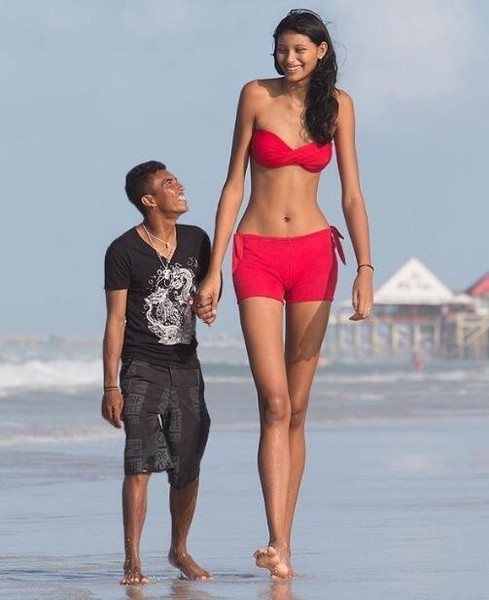 Create meme: Elisani Silva, the tallest girl in the world, Elisani da cruz silva height