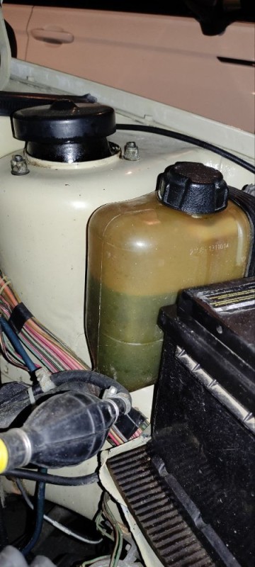 Create meme: vaz expansion tank, expansion tank VAZ 2107, expansion tank VAZ 2106