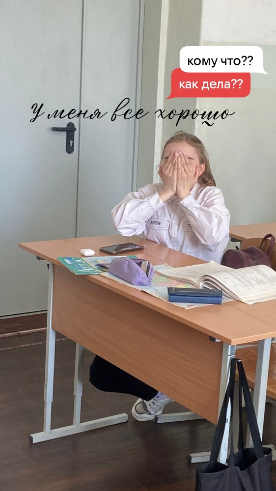 Девочка спит на парте