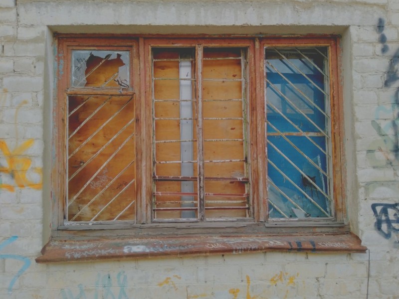 Создать мем: старинные решетки на окнах, окно со ставнями, старые окна