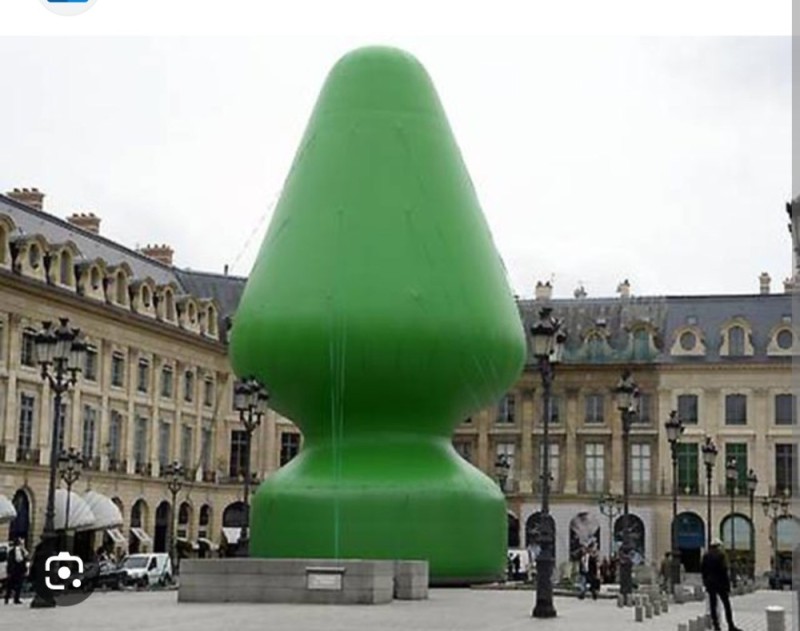 Create meme: Christmas tree on Place Vendome in paris, place vendome in paris, inflatable christmas tree in paris